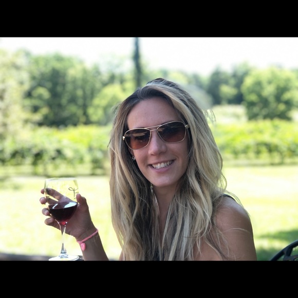 Profile Picture of Amy Giesey (@agiesey) on Poshmark