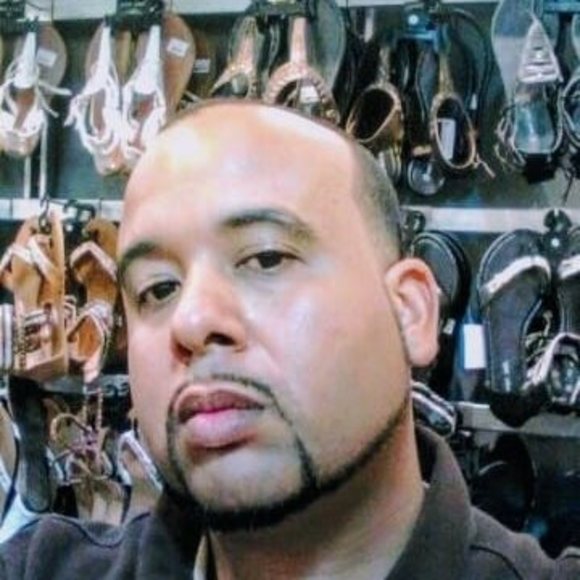 Profile Picture of Andrew Coliston (@andrewcoliston) on Poshmark