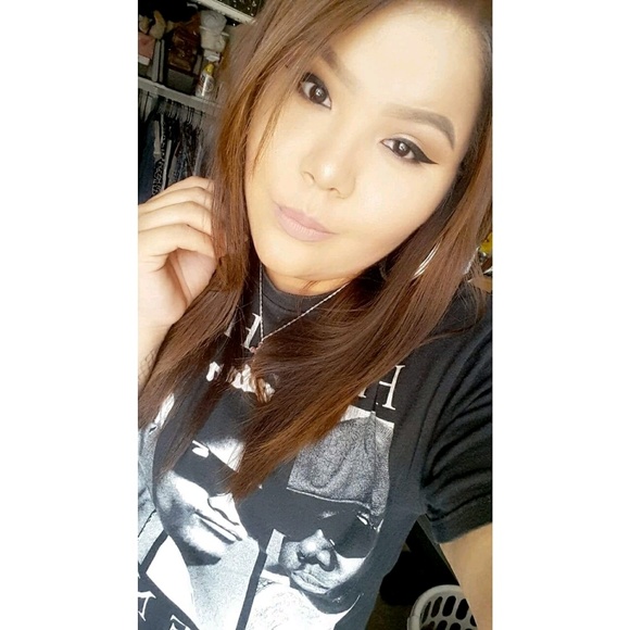 Profile Picture of Sarah James (@sjames1994) on Poshmark