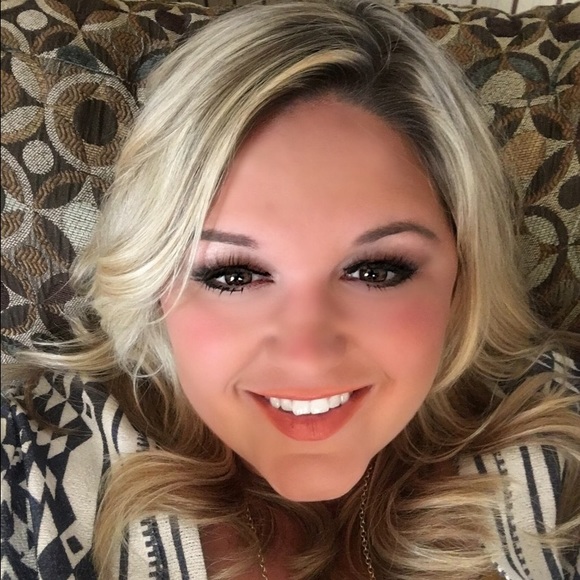 Profile Picture of Abbie Bledsoe (@abbieb07) on Poshmark