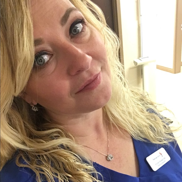 Profile Picture of Kristen Mowell (@mowell71) on Poshmark