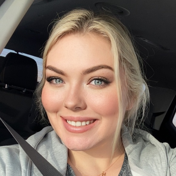Profile Picture of Sabrina Hook (@bj7490xw) on Poshmark