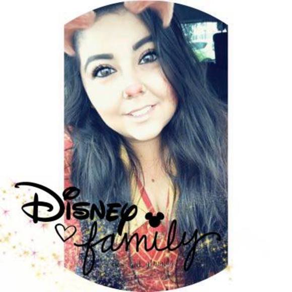 Profile Picture of Bee R (@beeonnkuhh) on Poshmark