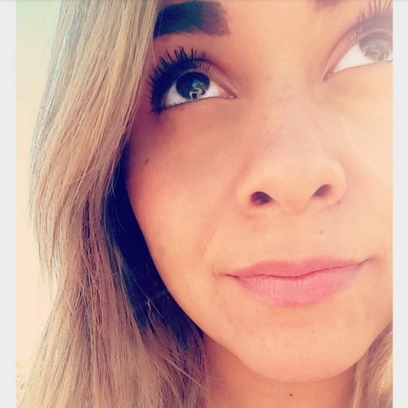 Profile Picture of Marie Comandone (@yarezmi) on Poshmark