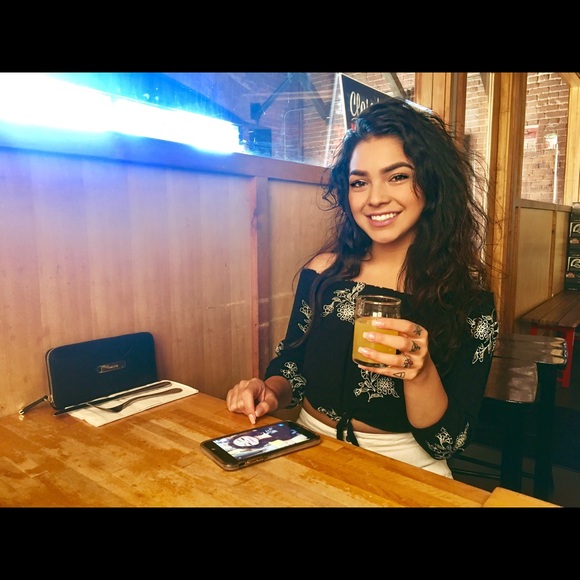 Profile Picture of Marissa Blas (@issadoll_) on Poshmark