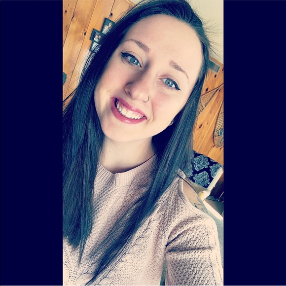 Profile Picture of Chantelle Mankins (@cmankins18) on Poshmark