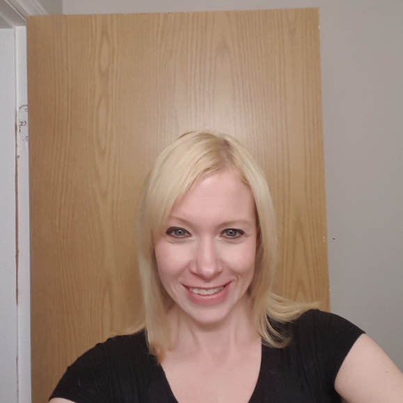 Profile Picture of Carol Allenback (@carol_allenback) on Poshmark