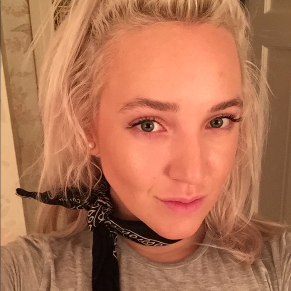 Profile Picture of Carrie Morris (@carriemorrisxo) on Poshmark