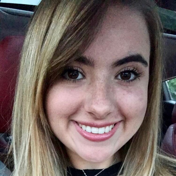 Profile Picture of Bailey Burns (@bailburns) on Poshmark