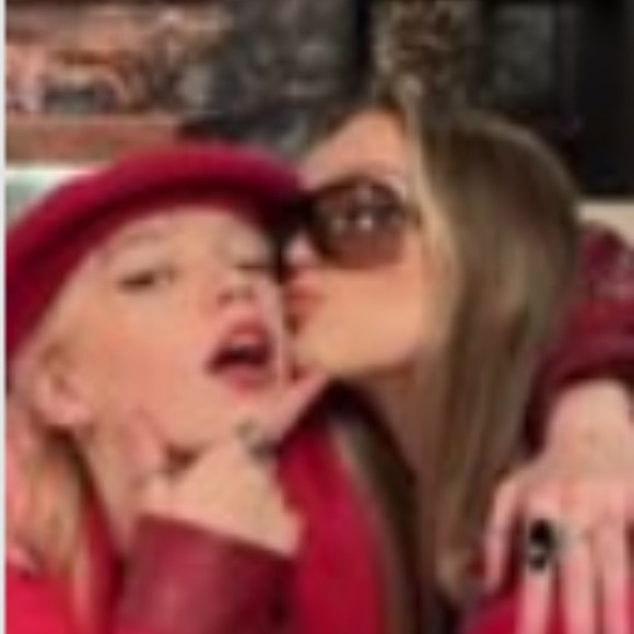 Profile Picture of Audrey Ruth (@audrey75sn) on Poshmark