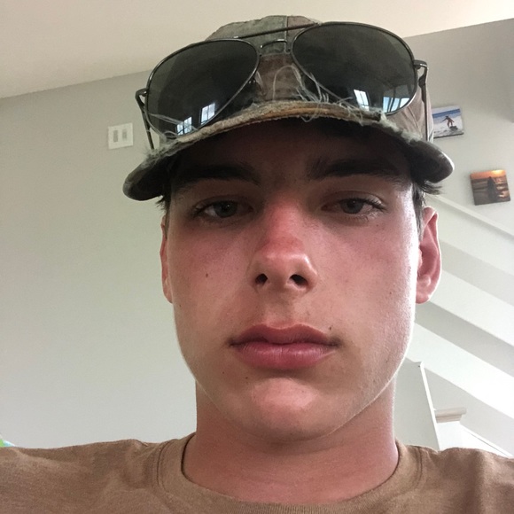 Profile Picture of Sean Carson (@seanbeann21) on Poshmark