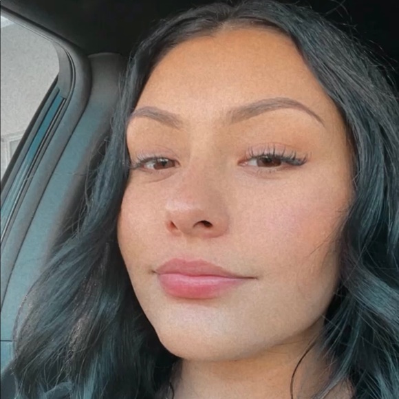 Profile Picture of Valentina Suarez (@valentiqua) on Poshmark