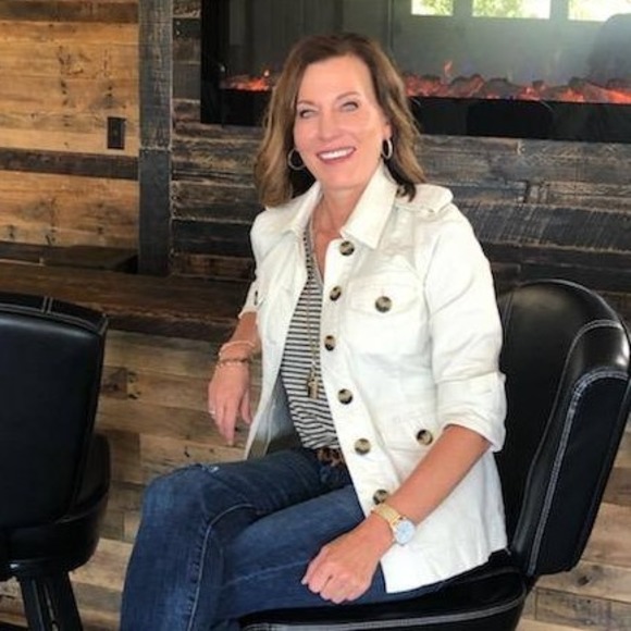Profile Picture of Lisa Bernhardson (@lisabernhardson) on Poshmark