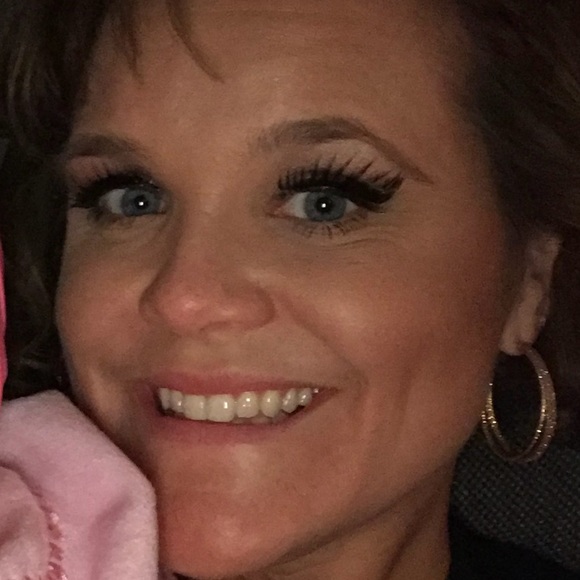 Profile Picture of Sarah Magaw (@srmagaw) on Poshmark