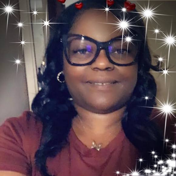 Profile Picture of Robinnette Harris-thomas (@robinnwtte) on Poshmark