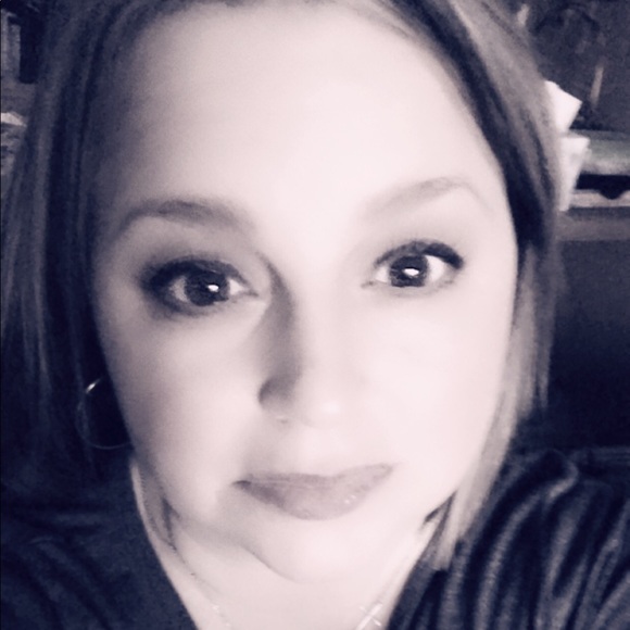 Profile Picture of Angelyn Treeter (@rtreeter) on Poshmark