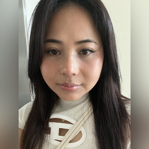 Profile Picture of Sue Sue (@esuhmonkyaw) on Poshmark