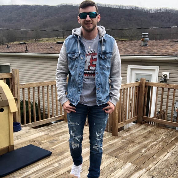 Profile Picture of Tyler Brewster (@tl_brewsty) on Poshmark