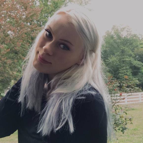 Profile Picture of Amber Roberts (@amberroberts01) on Poshmark