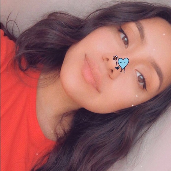 Profile Picture of Lucero Chazari (@jolielumiere) on Poshmark