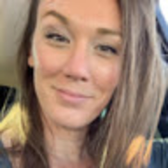 Profile Picture of Lauren Consoli (@laurenconsoli) on Poshmark