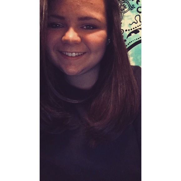 Profile Picture of Sydney Brasseaux (@smbrasseaux) on Poshmark