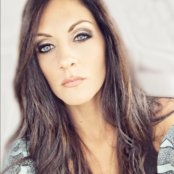 Profile Picture of Julia Boyd (@jewelsboyd) on Poshmark