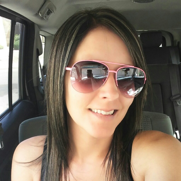 Profile Picture of Tiffany Drury (@tadrury1987) on Poshmark