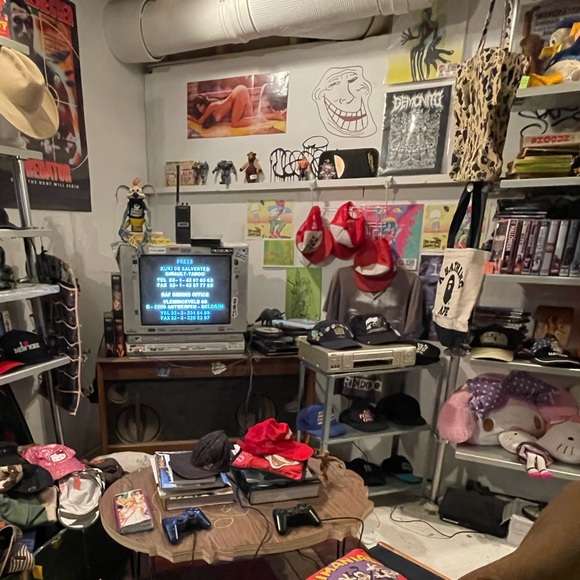 Profile Picture of Jonathan Constas (@vntsellz) on Poshmark