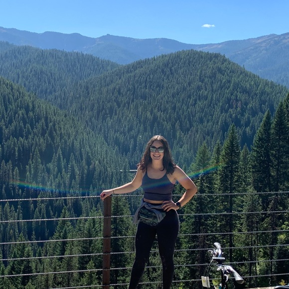 Profile Picture of Tori Cromley (@turimarie) on Poshmark