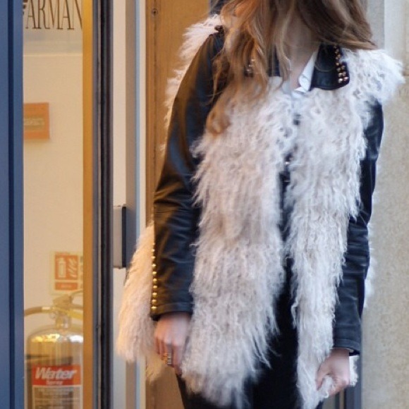 Profile Picture of Tesia Shoberg (@closetkitten) on Poshmark