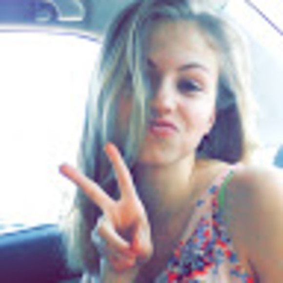Profile Picture of Ana Vaskovetskaya (@anav3321) on Poshmark