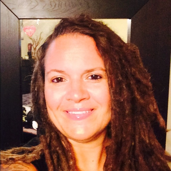 Profile Picture of Angela Matherlee (@amath33) on Poshmark