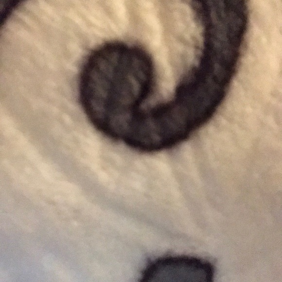 Profile Picture of Zobida Mziker (@zobidamzik) on Poshmark