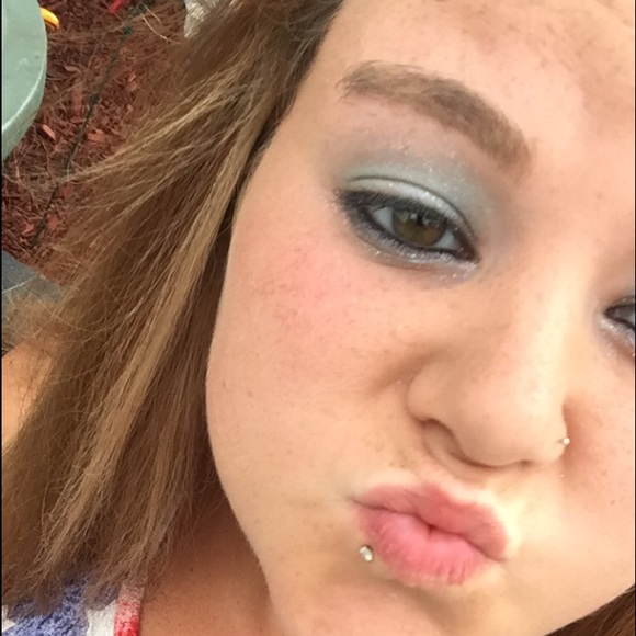 Profile Picture of Hana Romine (@hromine) on Poshmark