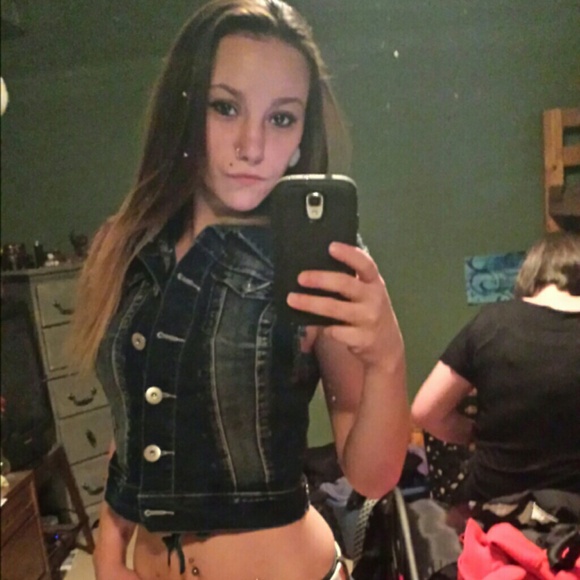 Profile Picture of Brianna Vonsee (@jerseybottle) on Poshmark