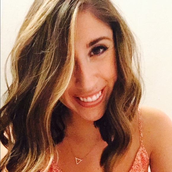 Profile Picture of Whitney Barber (@whitneybarber) on Poshmark