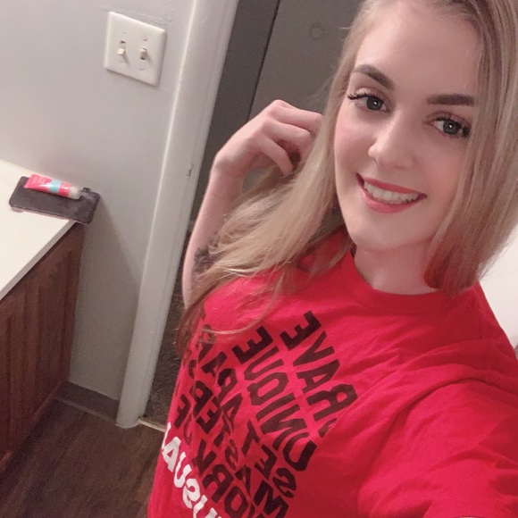 Profile Picture of Michaeleene Kesinger (@mkesinger) on Poshmark