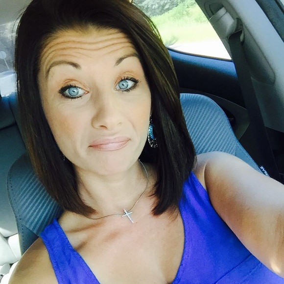 Profile Picture of Amanda Lollar (@alollar3638) on Poshmark