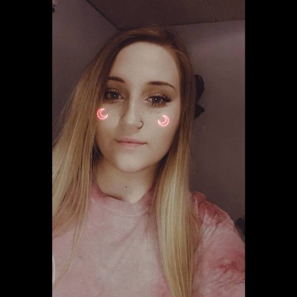 Profile Picture of Ashlyn Fowler (@ashlyn867) on Poshmark