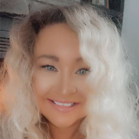 Profile Picture of Lisa Landers (@lisalanders) on Poshmark