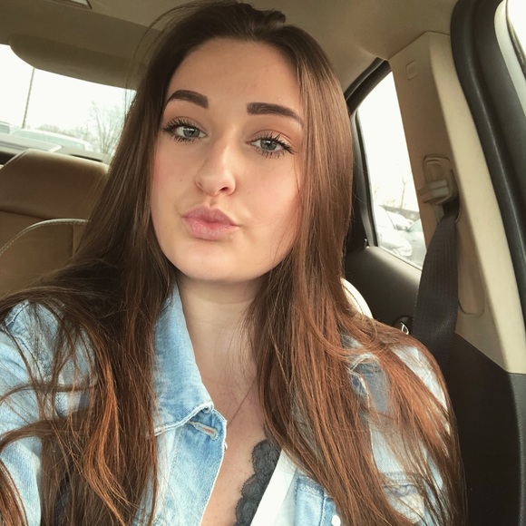 Profile Picture of Kayleigh Roberts (@kayrobertsss) on Poshmark