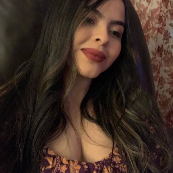 Profile Picture of Nicole Capestany (@nicolecapestany) on Poshmark