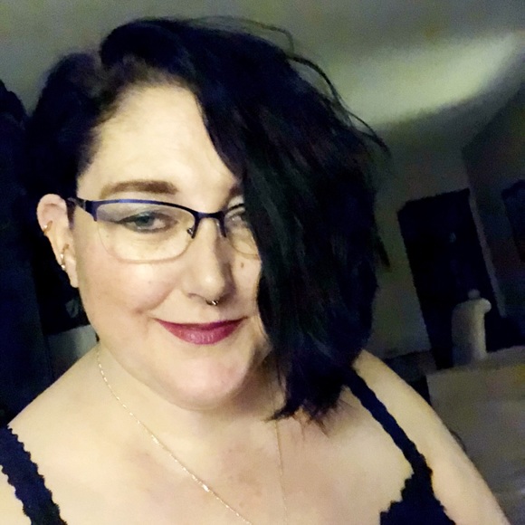 Profile Picture of Melissia Goscha (@artisticallyme) on Poshmark