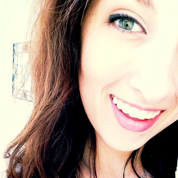 Profile Picture of Amber Plaksin (@amberplaksin) on Poshmark