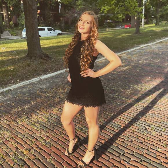 Profile Picture of Rayanne Emerick (@rayanneemerick) on Poshmark