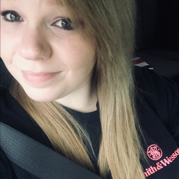 Profile Picture of Shauni Gates (@shaunijo93) on Poshmark