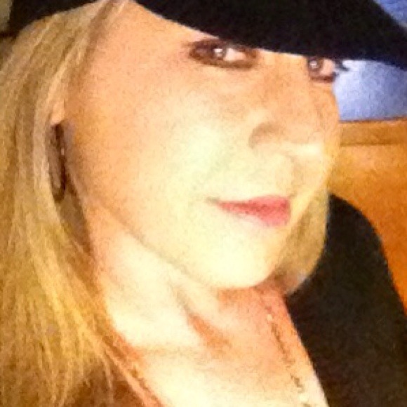 Profile Picture of Trish Maulson (@lltrishm) on Poshmark