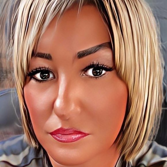 Profile Picture of Dena Rogenmoser (@denarogenmoser) on Poshmark