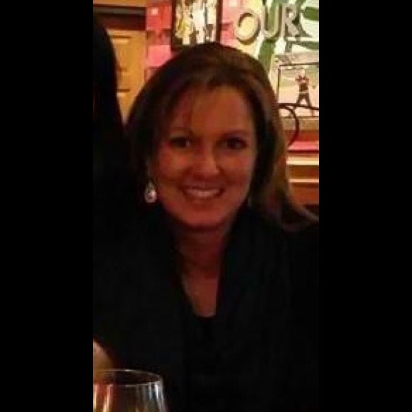 Profile Picture of Amy Waynick (@awaynick89) on Poshmark